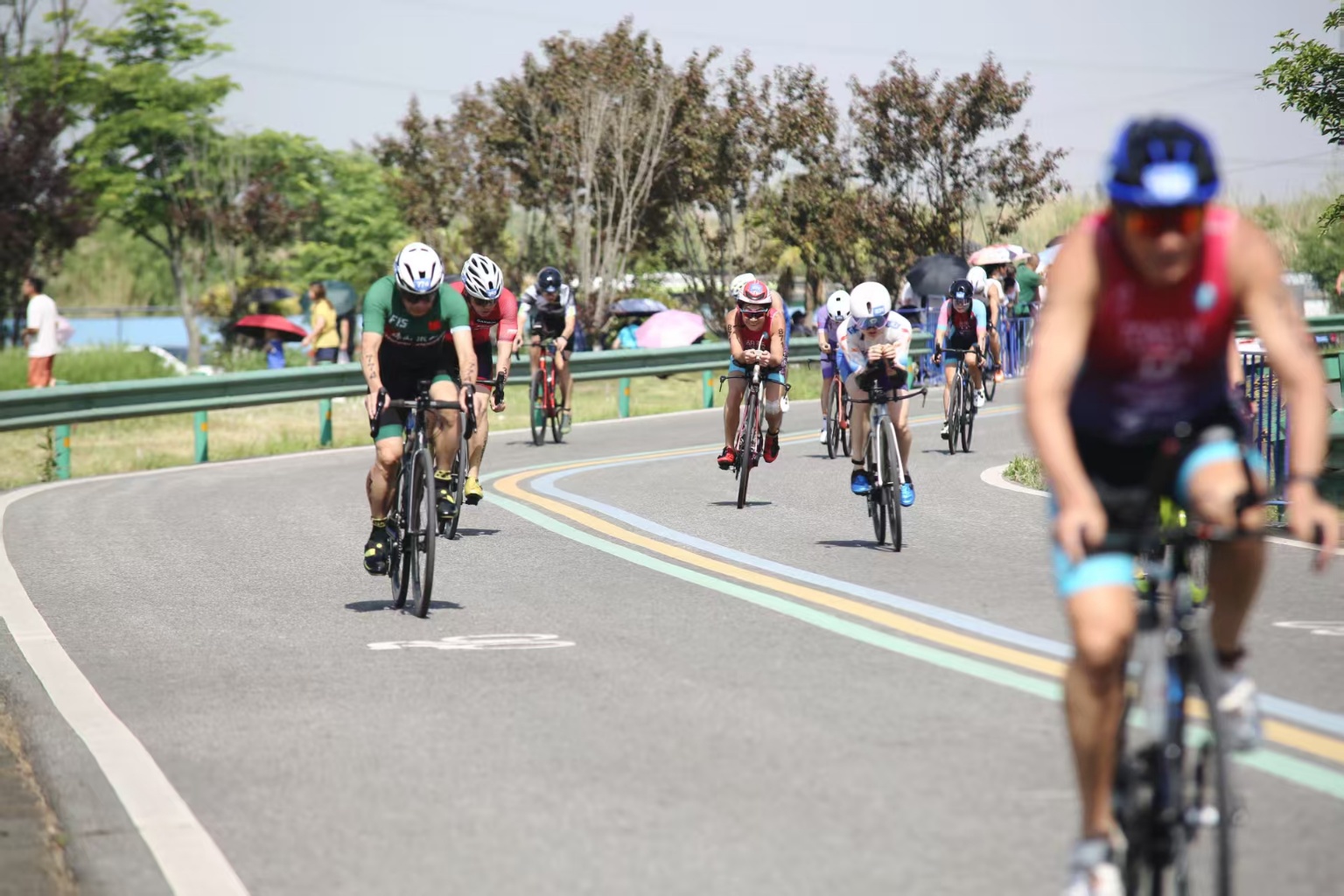 迎世运 办铁三 燃金堂|866名健儿齐聚金堂“东锦杯”2025中国・成渝双城铁人三项公开赛燃情开赛(图1)