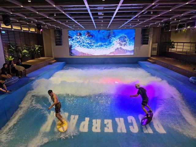 九游体育：当城市跃入深蓝：洛克公园水世界开启都市海洋运动新图景(图3)