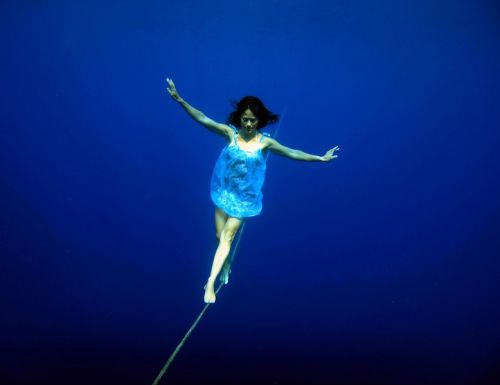 九游体育：盘点世界各地千奇百怪的水下活动(图2)