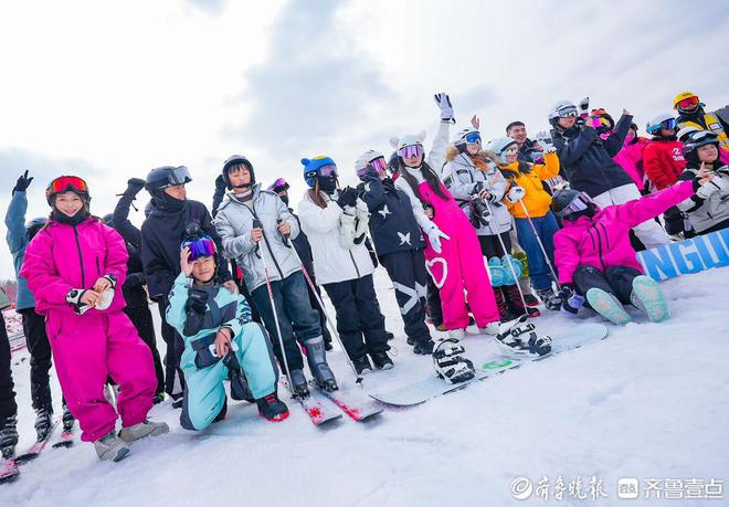 九游体育:有趣!“猛龙过江”滑雪挑战不掉进水池就得奖(图2)