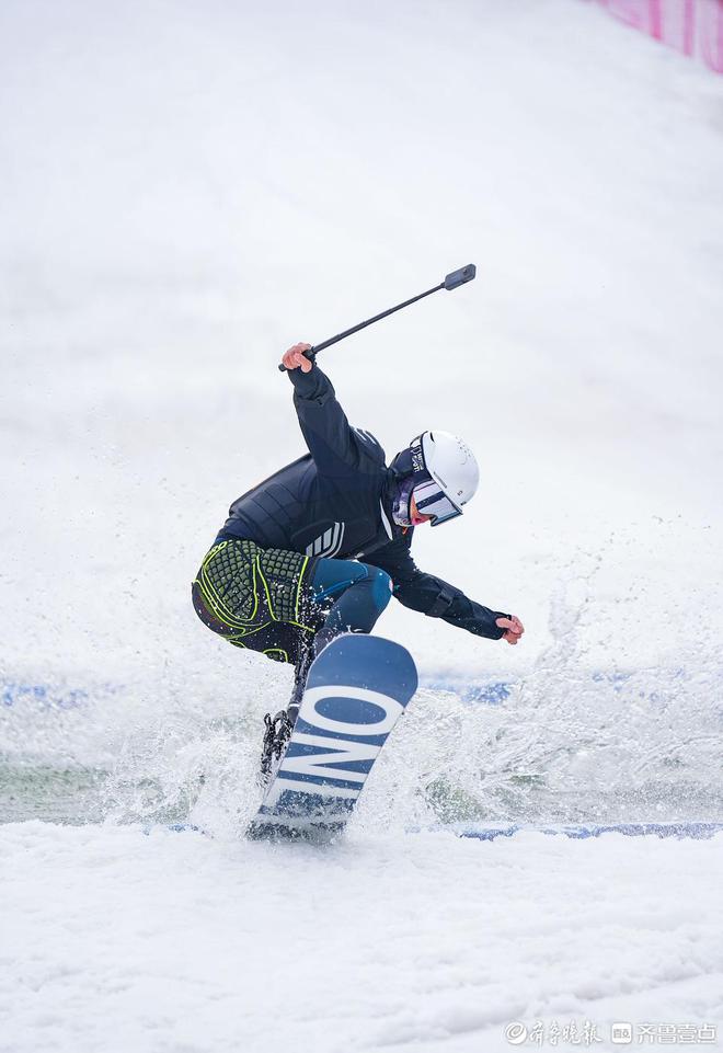 九游体育:有趣!“猛龙过江”滑雪挑战不掉进水池就得奖(图1)