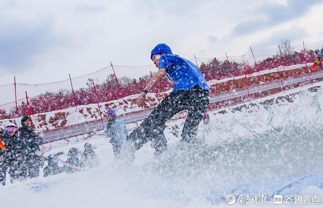 九游体育:有趣!“猛龙过江”滑雪挑战不掉进水池就得奖(图4)