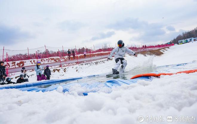 九游体育:有趣!“猛龙过江”滑雪挑战不掉进水池就得奖(图3)