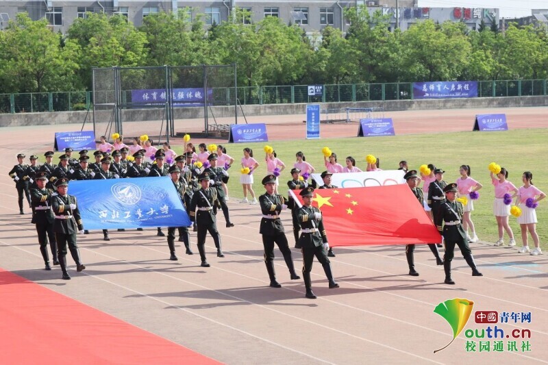 九游官网入口：滑翔伞+航模助阵！西北工业大学第59届运动会炫酷开幕(图5)