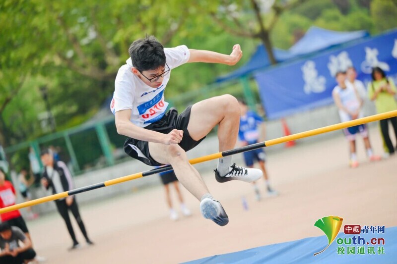 九游官网入口：滑翔伞+航模助阵！西北工业大学第59届运动会炫酷开幕(图7)