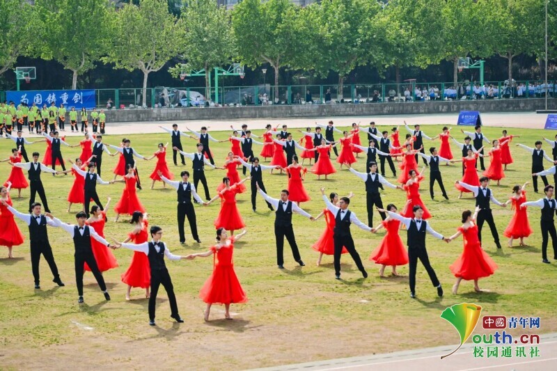 九游官网入口：滑翔伞+航模助阵！西北工业大学第59届运动会炫酷开幕(图6)