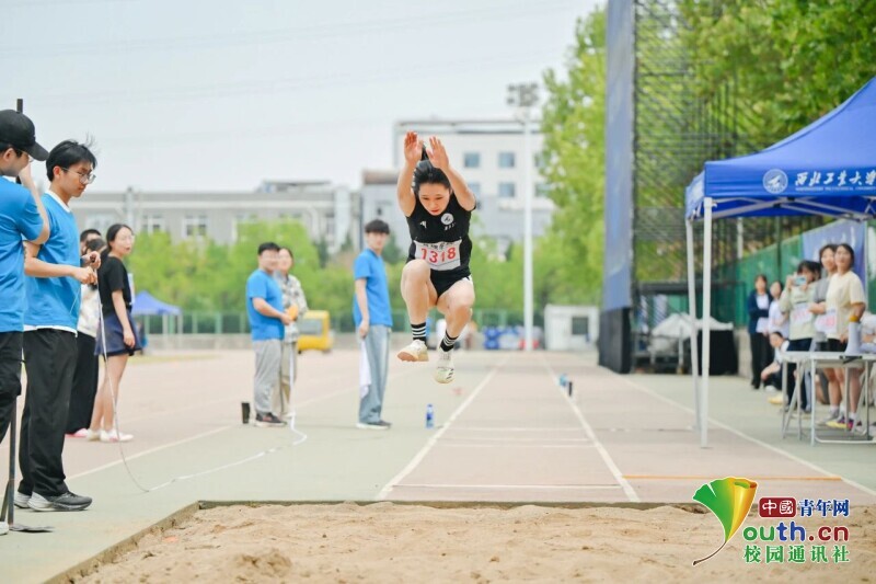 九游官网入口：滑翔伞+航模助阵！西北工业大学第59届运动会炫酷开幕(图8)