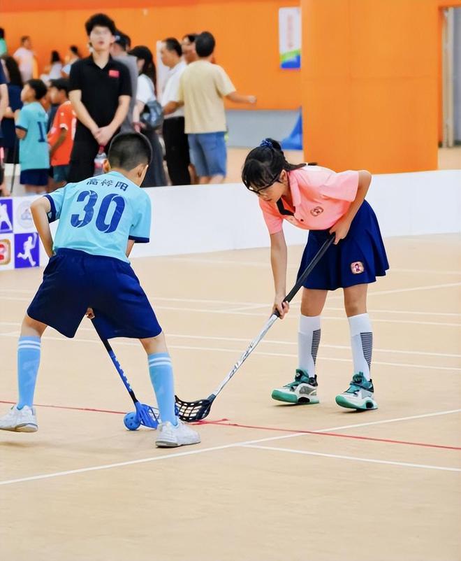 九游app：以球会友 2025第二届雄狮杯粤澳青少年软式曲棍球比赛圆满落幕(图3)