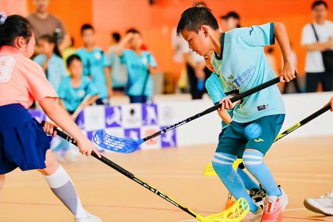 九游app：以球会友 2025第二届雄狮杯粤澳青少年软式曲棍球比赛圆满落幕(图7)