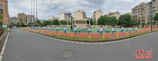 绳舞金霞 悦动校园 天易金霞小学举行2025年上学期三、四年级跳绳比赛(图1)