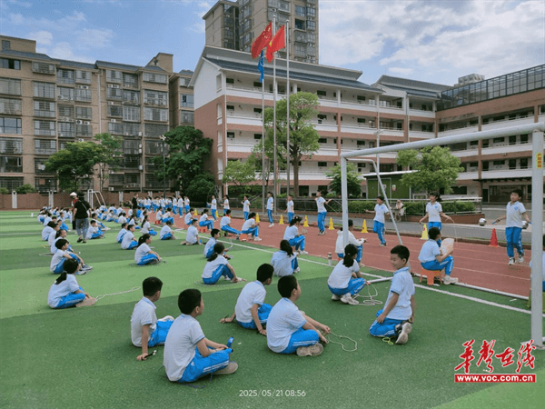 绳舞金霞 悦动校园 天易金霞小学举行2025年上学期三、四年级跳绳比赛(图2)