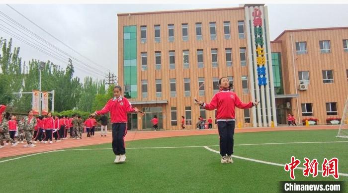 校园里欢乐多 内蒙古中小学阳光体育两小时实践探索(图1)
