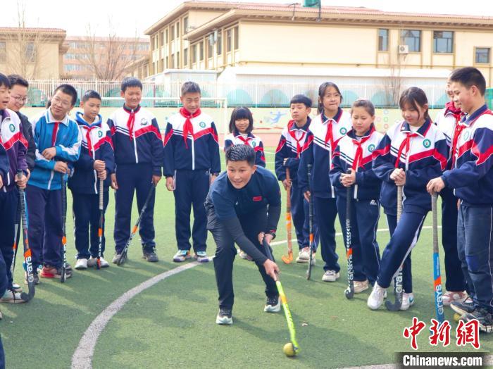 校园里欢乐多 内蒙古中小学阳光体育两小时实践探索(图2)