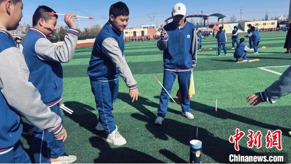 校园里欢乐多 内蒙古中小学阳光体育两小时实践探索(图3)