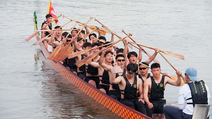 人民视频 吉林农业大学举办首届蓝湖龙舟赛(图4)