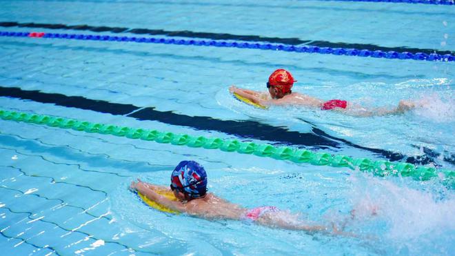 九游体育：两岸小将泳池竞逐！第八届海峡两岸少年游泳联谊赛燃情厦门(图1)