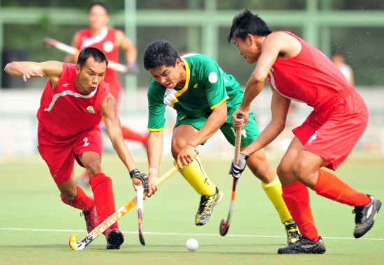 御姐女星“白寡妇”新片宣传礼上显孕肚！(图1)