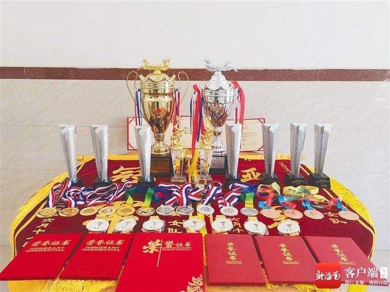 九游官网入口：昌江十月田镇王炸村龙舟女队：乘风破浪水中生花(图1)