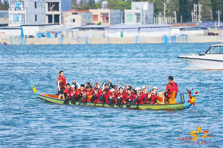 九游官网入口：昌江十月田镇王炸村龙舟女队：乘风破浪水中生花(图3)