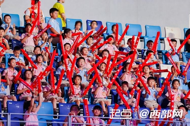 九游app：古城学子以花游世界杯赛场为“课堂” 开启体育教学新思路(图2)