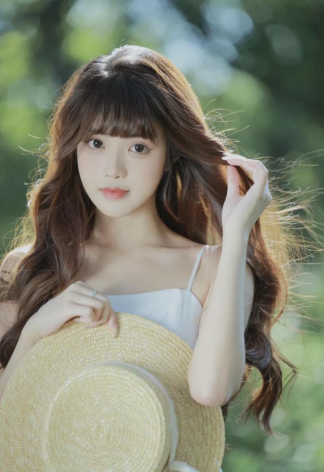 商务旅行戴绿女老板2海天翼V(图1)