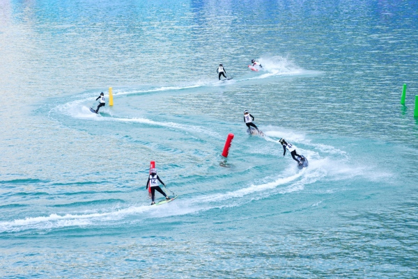 逐浪乌江 2025中国（彭水）国际动力冲浪板公开赛启幕(图2)