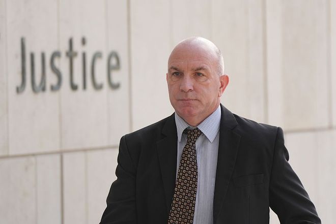 爱尔兰曲棍球星假装患癌骗财用iPhone充电线扮插喉管相片曝光。(图1)