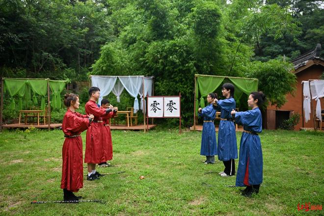 九游官网入口：非遗步打球将以展演形式亮相成都世运会带来球衣、球杆等展品超10种(图3)