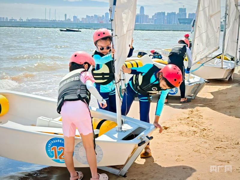 九游官网入口：消费新观察丨水上运动点燃夏日消费活力(图2)
