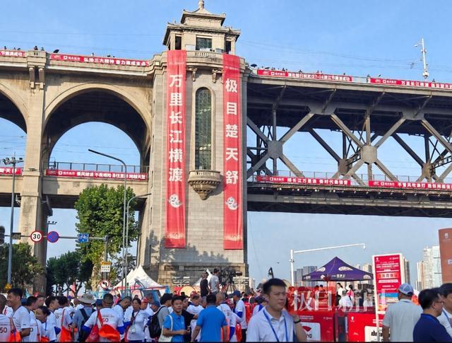 九游体育：2000多名“泳士”横渡长江全国唯一群众性公开水域游泳赛事活动开赛(图1)