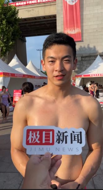 九游体育：2000多名“泳士”横渡长江全国唯一群众性公开水域游泳赛事活动开赛(图2)