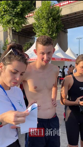 九游体育：2000多名“泳士”横渡长江全国唯一群众性公开水域游泳赛事活动开赛(图3)