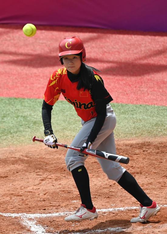 参加全运会的这支垒球队有个“爷爷教练组”(图1)