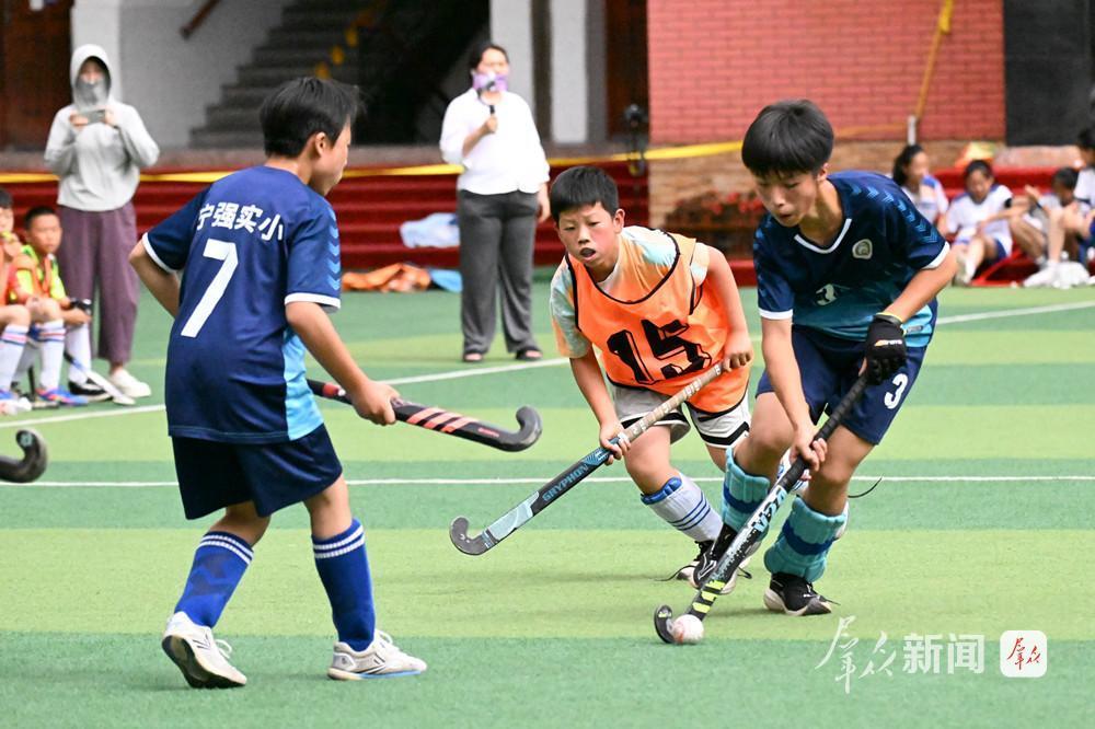 九游app:小球杆转动大梦想 宁强山区孩子的曲棍球之路(图1)