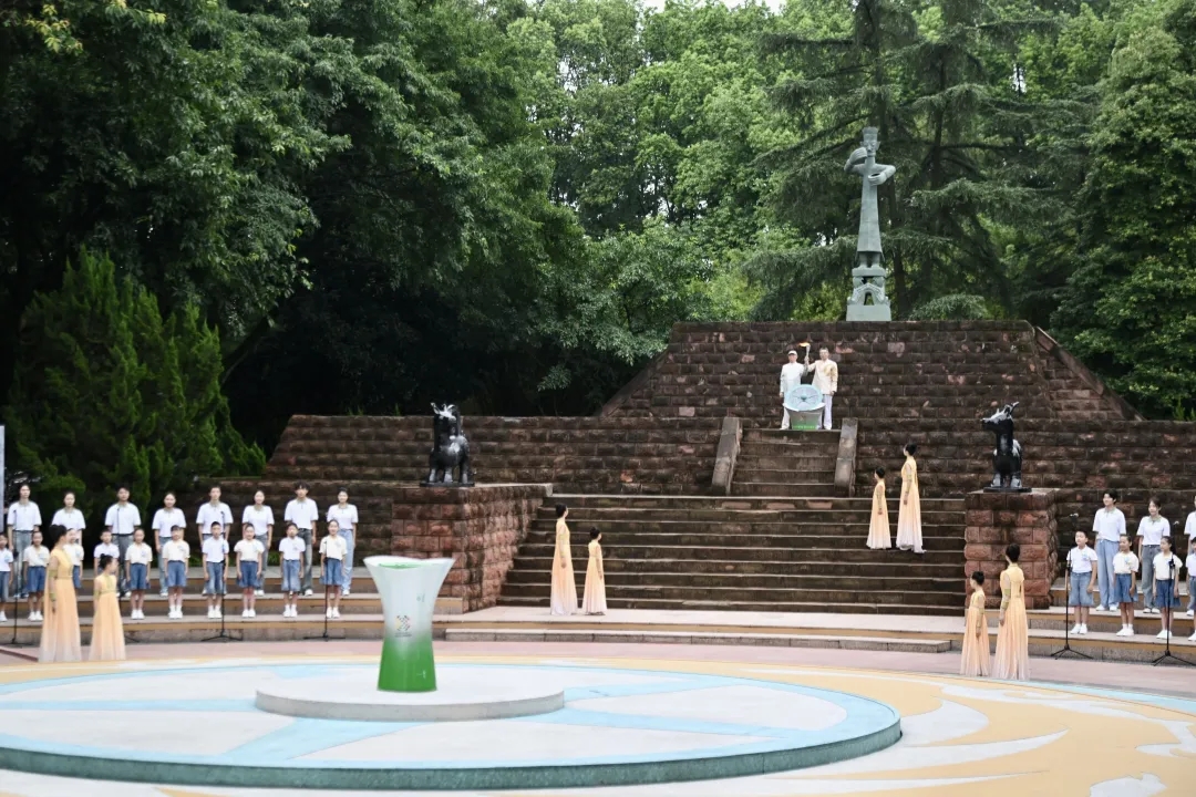 九游app：成都世运会火炬传递今日正式启动！(图1)