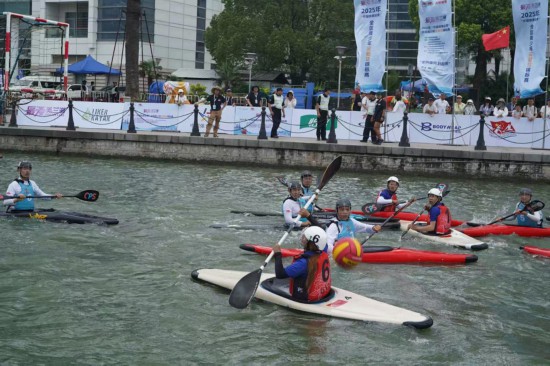 九游app:近200名青少年逐浪美兰湖全国青少年皮艇球锦标赛在沪落幕(图2)