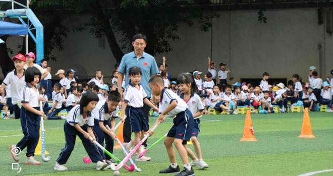 九游app：当曲棍球国手遇上小学生(图1)