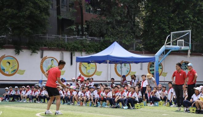 九游app：当曲棍球国手遇上小学生(图2)