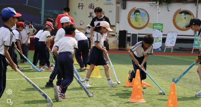 九游app：当曲棍球国手遇上小学生(图3)
