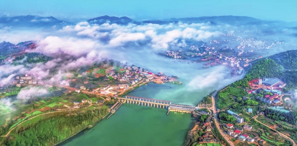 九游官网入口：大湖新记丨天子湖上好冲浪(图1)