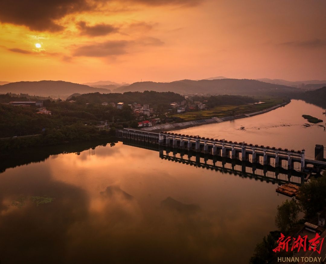 九游官网入口：大湖新记丨天子湖上好冲浪(图2)