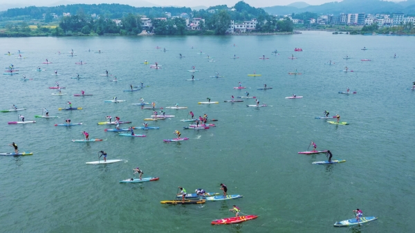 九游官网入口：大湖新记丨天子湖上好冲浪(图7)