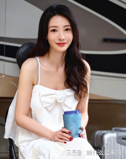 44岁柳岩回湖南怀化老家探亲柳岩哥哥罕见露面祖宅典雅温馨！(图2)