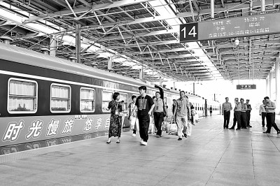 九游官网入口：打开消费账本看银发经济含“金”量(图2)