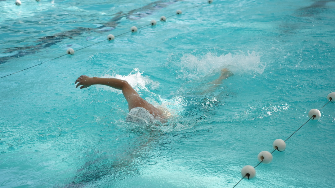 奋“泳”争先崇福镇游泳比赛点燃夏日!(图2)