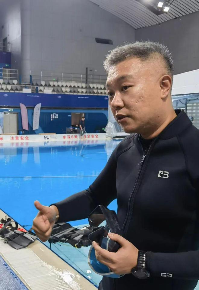 潜入水下世界！揭秘“水下飞行”真相(图1)