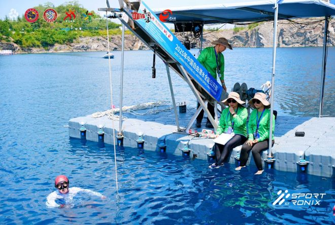 勇往直“潜” 屏息挑战40米极限深度 2025中国自由潜水全能公开赛开赛(图1)