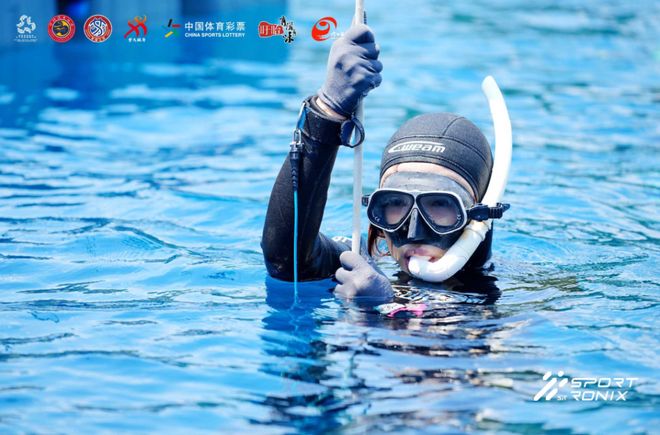 勇往直“潜” 屏息挑战40米极限深度 2025中国自由潜水全能公开赛开赛(图2)