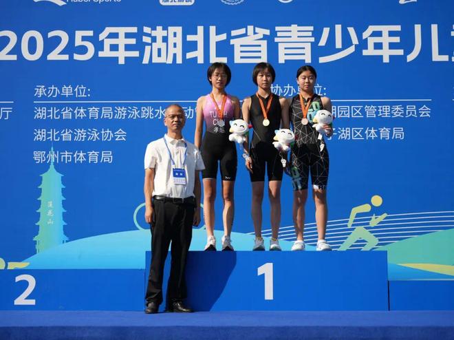 九游官网入口：武汉姑娘伢张子越暑假拿了个冠军！省少年儿童铁人三项锦标赛开赛(图5)