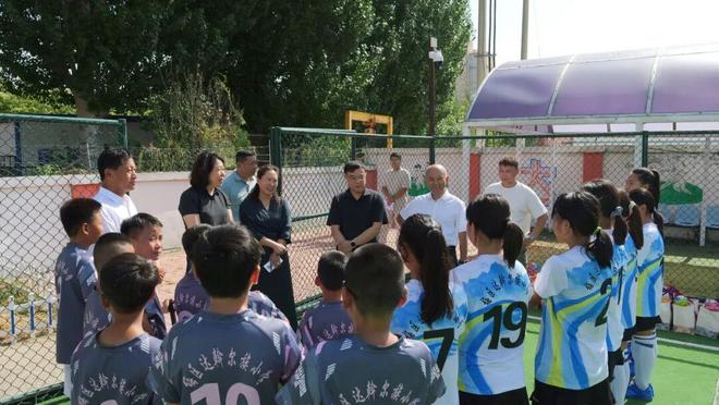 书记区长慰问梅里斯曲棍球少年(图1)